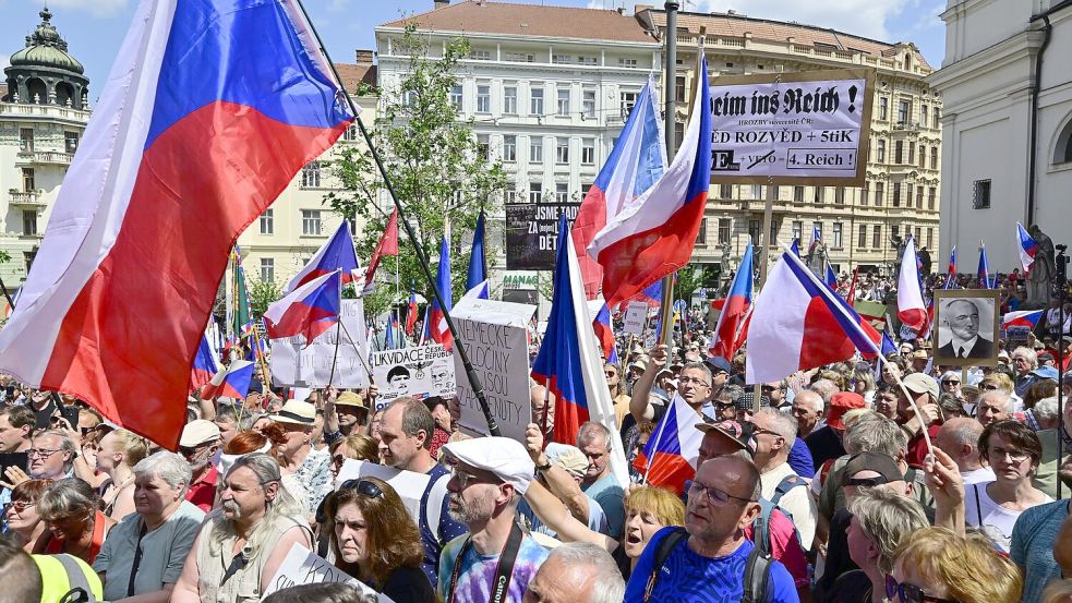 Der Protestmarsch gegen den Sudetendeutschen Tag: Die Polizei schätzt die Zahl der Demonstranten auf rund 2.500. Foto: ·álek Václav/CTK/dpa