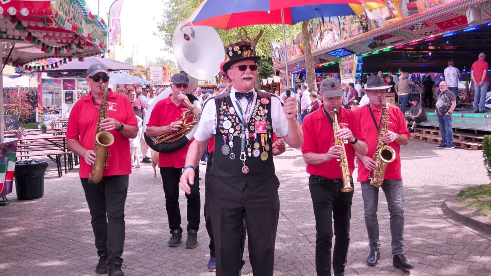 Bei der Eröffnung des Bunder Pfingsmarktes war auch die Mill Rose Jazzband aus Winschoten wieder mit dabei. Foto: Bodo Wolters