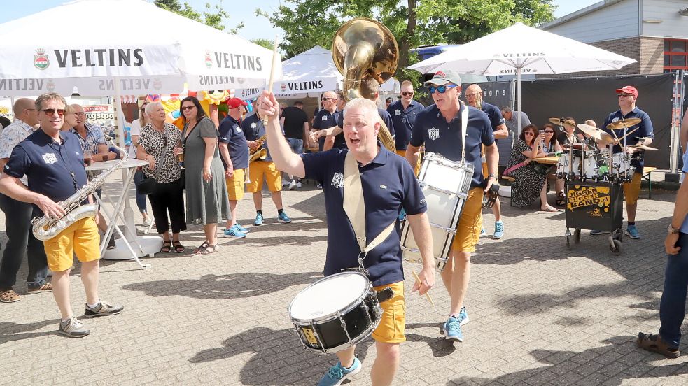 Die Jigger-Bigger Band aus Holland mischte sich mit ihren Musikern unters Publikum – der Auftritt wurde zum Hingucker des Abends. Fotos: Hans Passmann