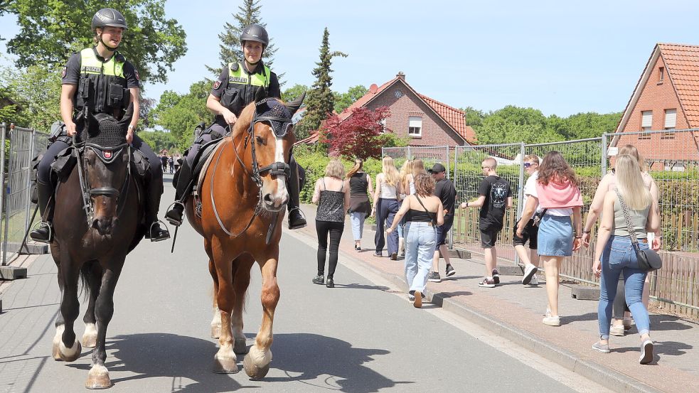 Auch die Reiterstaffel der Polizei war beim Frühtanz in Tange im Einsatz. Fotos: Hans Passmann