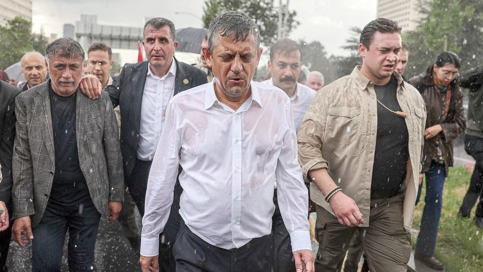Özgür Özel trotzt dem Regen und seiner Absetzung als Parteichef Foto: Ugur Yildirim