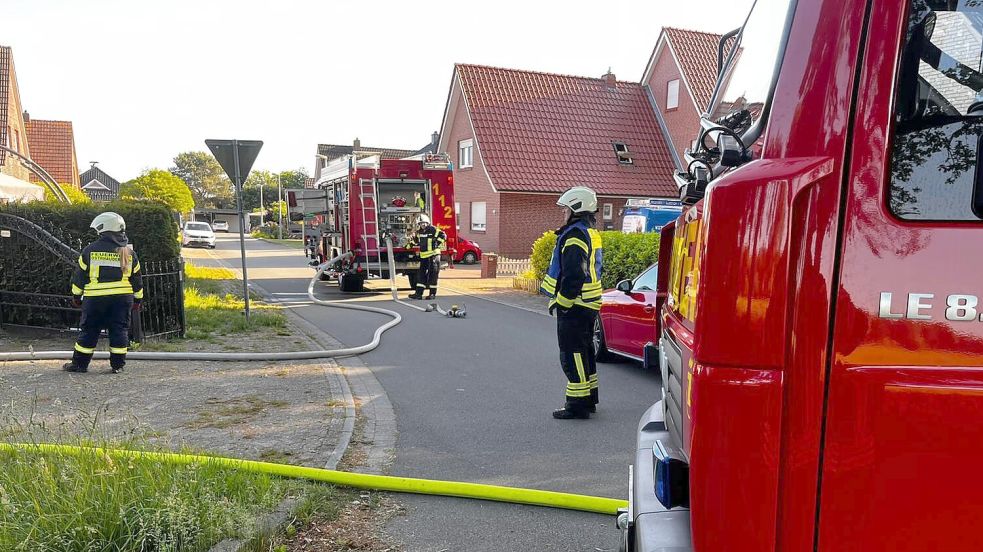 Rund 50 Einsatzkräfte der Feuerwehren sowie Polizei und Rettungsdienst waren bei einem Brand an der Drosselstraße in Idafehn im Einsatz. Foto: Wilhelm Strenge/Feuerwehr Ostrhauderfehn