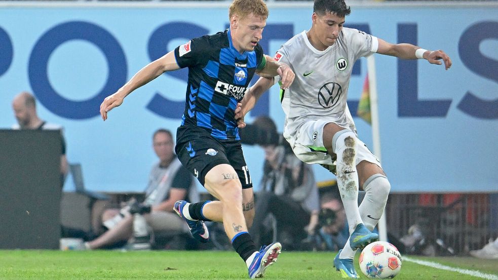 Das Rückspiel der Relegation konnte Paderborn (in den blauen Trikots) für sich entscheiden. Foto: dpa/Swen Pförtner