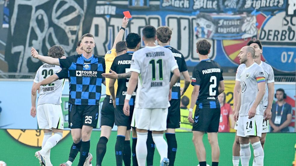 Wolfsburg musste früh mit einem Mann weniger auskommen. Foto: Swen Pförtner