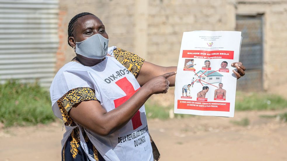 Helfer des Roten Kreuzes betreiben Aufklärung über Ebola - aber zahlreiche Menschen in der betroffenen Region halten die Krankheit für einen Mythos. Foto: Moses Sawasawa