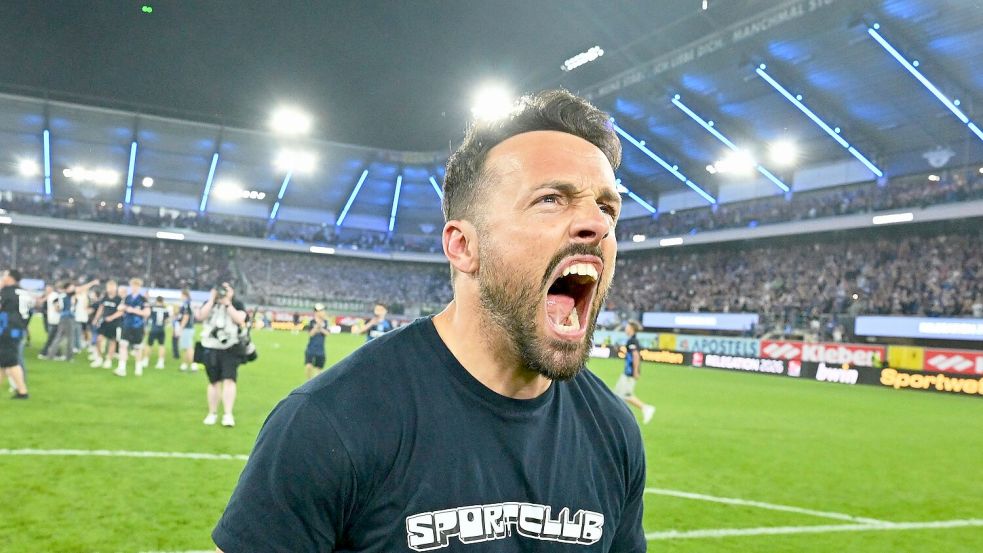 Ralf Kettemann feiert seinen größten Erfolg als Trainer. Foto: Swen Pförtner/dpa