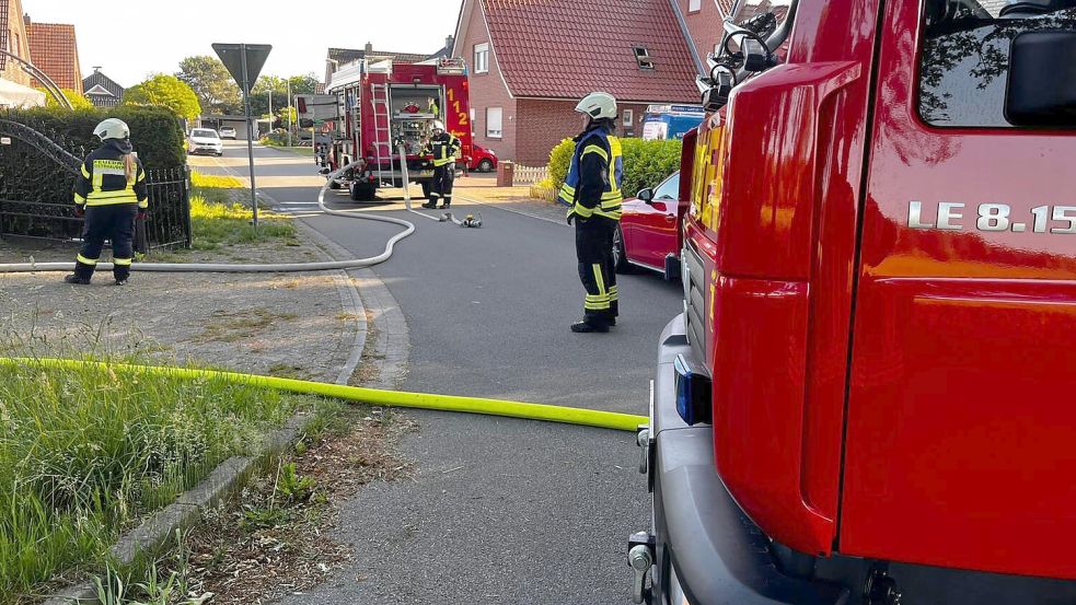 Die Einsatzkräfte der Feuerwehren waren schnell vor Ort. Sie konnten das Feuer im Obergeschoss des Anbaus in der Drosselstraße schnell löschen. Foto: Wilhelm Strenge/Feuerwehr Ostrhauderfehn