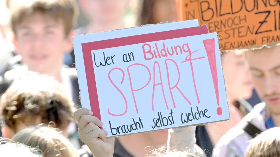 Ein Schild spricht für sic selbst: Schülerprotest gegen Sparpläne. Foto: IMAGO/Michael Bahlo