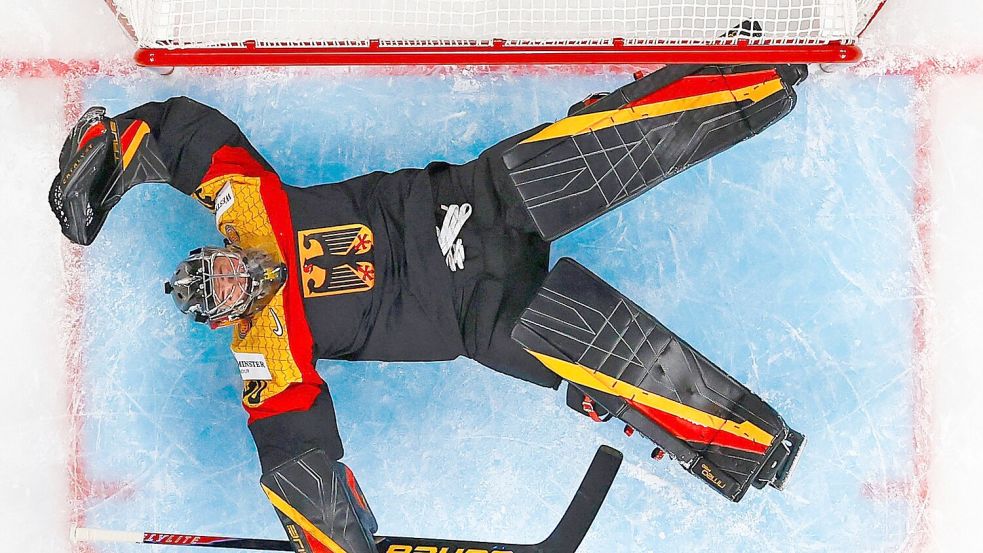 Symbolträchtig: Deutschlands Torhüter Philipp Grubauer liegt auf dem Eis. Foto: Andreas Becker