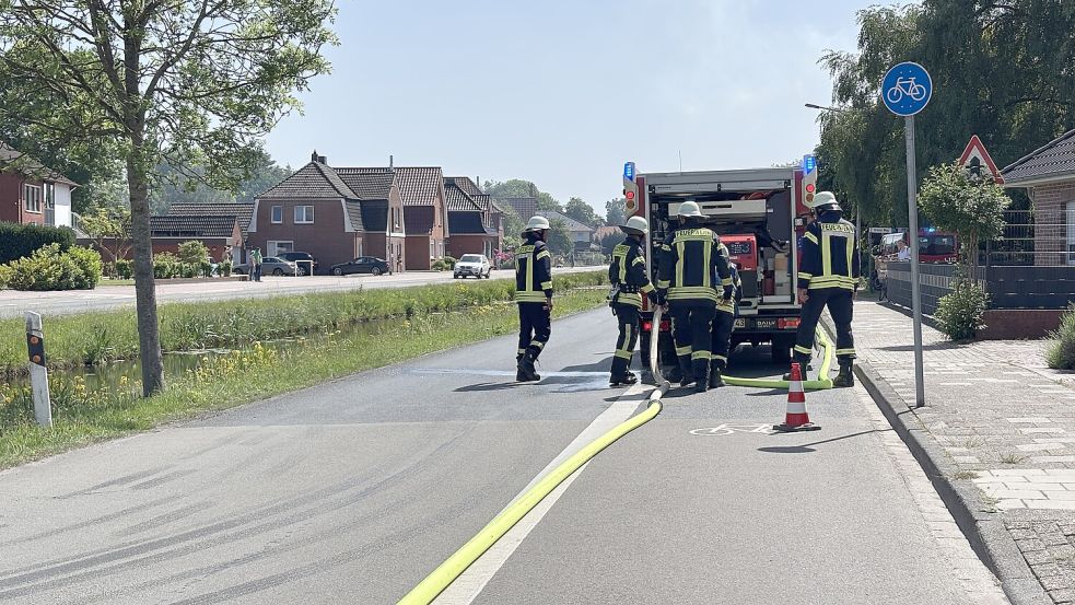 Zahlreiche Feuerwehren sind am Dienstagnachmittag in Westrhauderfehn im Einsatz. Foto: Dirk Hellmers