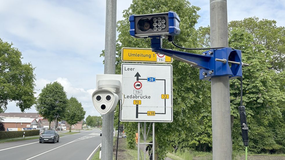 Ein spezieller 3-D-Laserscanner und eine Kamera erfassen jetzt den Verkehr auf der Bundesstraße 70 in Folmhusen. Das System ist so eingestellt, dass Lastwagen und Sattelzüge, die die zulässigen 7,5 Tonnen für die Ledabrücke überschreiten, direkt nach der Erfassung an der großen LED-Anzeigentafel den Hinweis „Bitte abfahren“ mit einem Pfeil, der nach rechts zeigt, bekommen. Foto: Carsten Ammermann