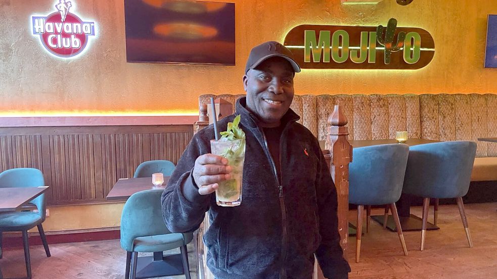 Alex Nanfade von Ohr im „Mojito“ – mit einem Mojito in der Hand. Fotos: Lara Jelden