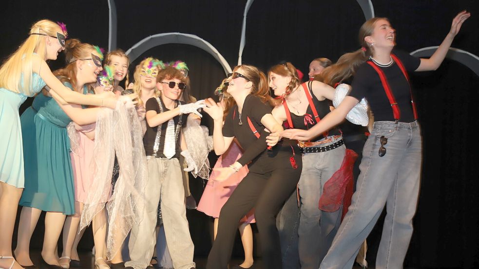 Tanz statt Text: Die Theater-AG des Laurentius-Siemer-Gymnasiums (LSG) erzählt Shakespeares „Romeo und Julia“ mit starken Bewegungen und stillen Momenten. Foto: Hans Passmann