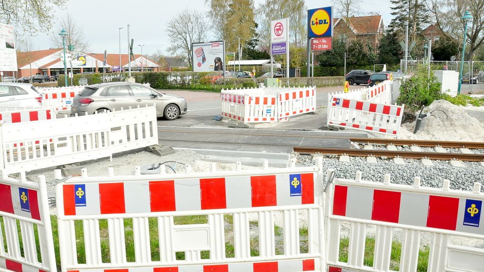 Ab Donnerstag, 28. Mai, ist der Bahnübergang an der Neuschanzer Straße in Bunde gesperrt. Die Bauarbeiten dauern nach Bahnangaben mindestens bis zum 10. Juli. Foto: Bodo Wolters