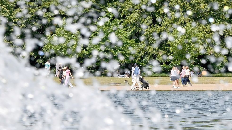 In Großbritannien ist es so warm wie noch nie zu diesem Zeitpunkt im Jahr. Foto: Anna Ross/dpa
