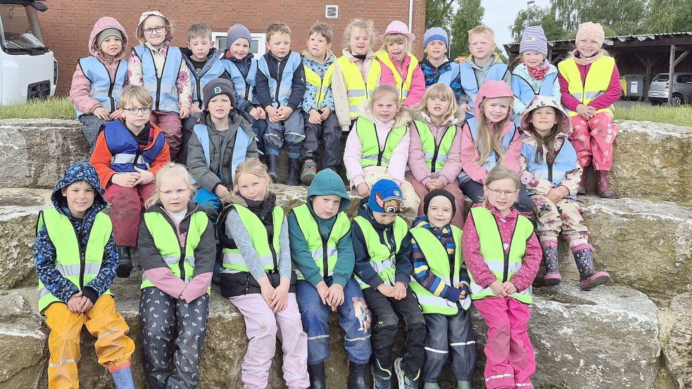 Vorschulkinder der Kita Farbenwelt besuchten die Mülldeponie Breinermoor: Ausgestattet mit Warnwesten erfuhren sie bei einem Rundgang, wie Abfälle gesammelt, sortiert und verwertet werden – und warum richtige Mülltrennung wichtig ist. Foto: Gemeinde Ostrhauderfehn