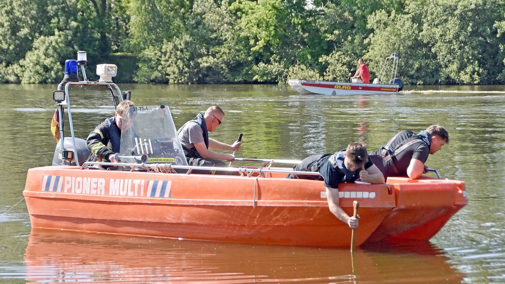 Der Badesee wurde mit Booten abgesucht. Foto: Thomas Dirks