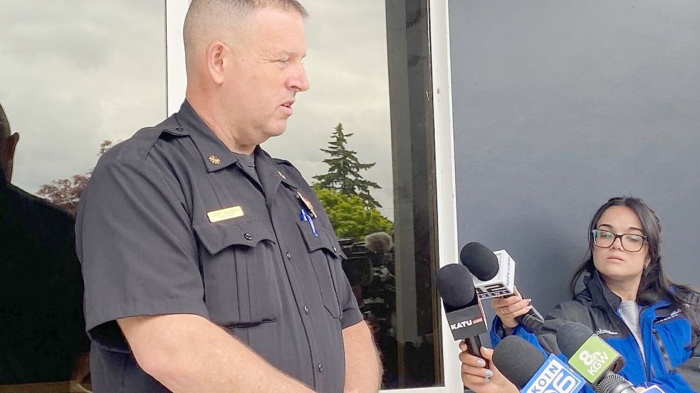 Leiter der Feuerwehr in Longview, Scott Goldstein, hält eine Pressekonferenz zur chemischen Explosion in einer Verpackungsfirma. Foto: Claire Rush