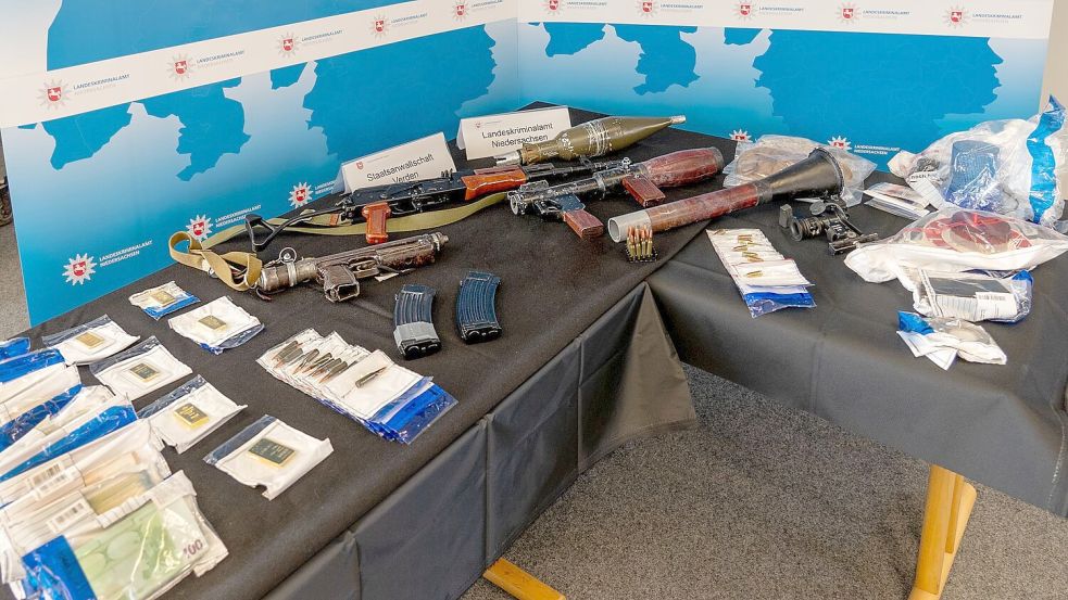 In der Wohnung von Daniela Klette fanden Ermittler Waffen, Munition und Geld. (Archivbild) Foto: -/LKA Niedersachsen/dpa