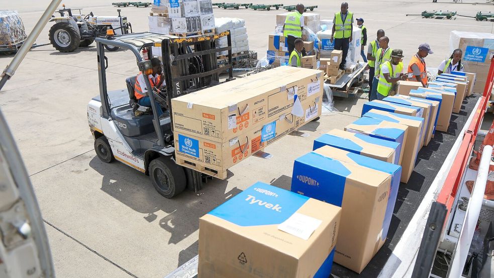 Medizinische Hilfsgüter werden in die Region des Ebola-Ausbruchs geflogen - doch noch fehlt es in vielen Orten an Material und Laborkapazitäten. (Archivbild) Foto: Andrew Kasuku