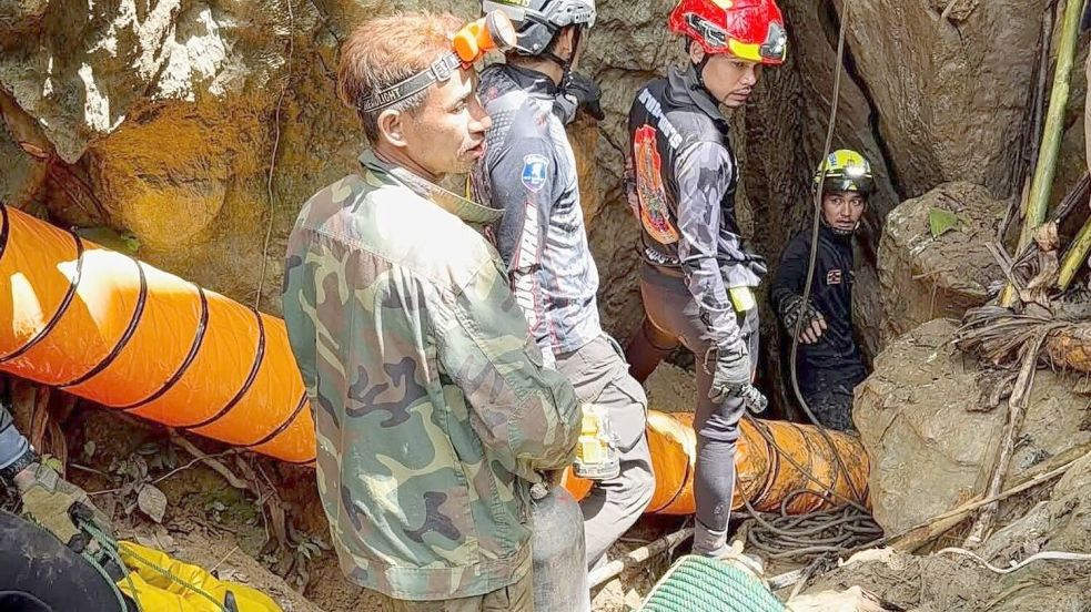 Die Retter müssen durch schmale Gänge kriechen. Foto: Uncredited/Metta Tham Rescue Kal