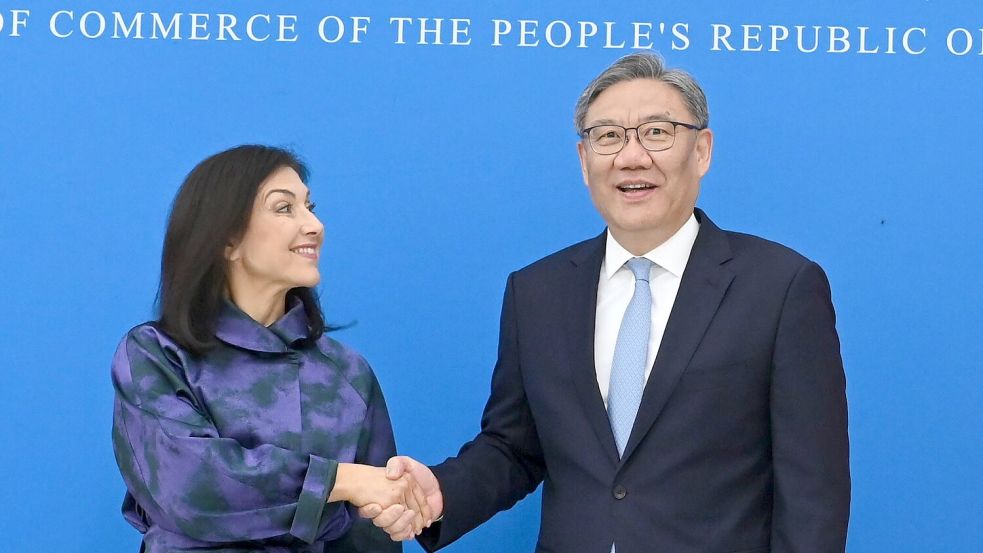 Wirtschaftsministerin Reiche (l) traf Chinas Handelsminister Wang. Foto: Johannes Neudecker/dpa