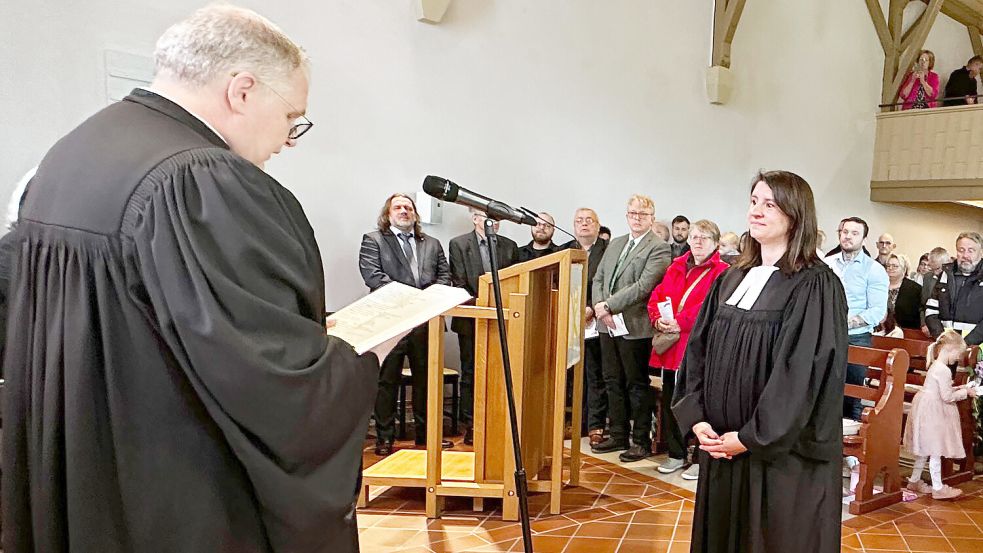 Superintendent Thomas Kersten führte Martina Neubarth offiziell in ihr Amt ein. Foto: Kirchengemeinde