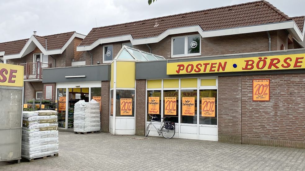 In Aschendorf gibt es noch eine Posten-Börse: Der Ausverkauf läuft. Foto: Michael Kierstein