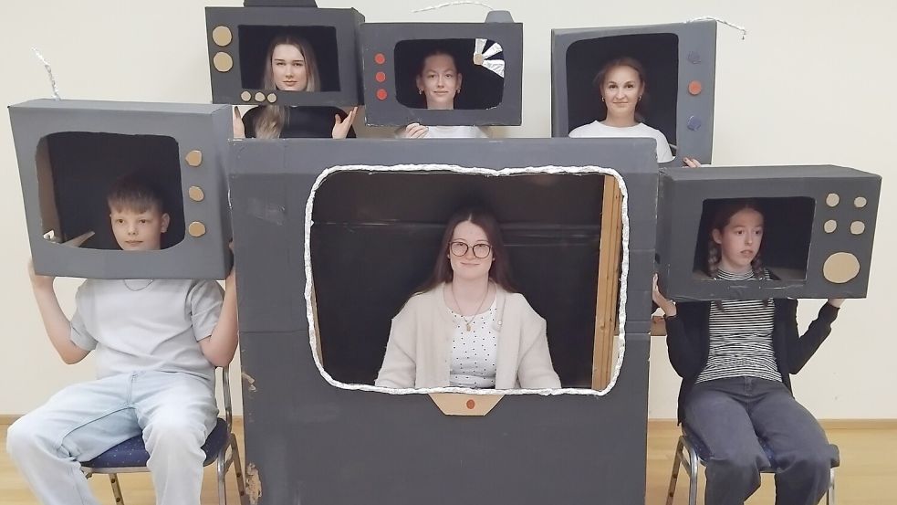 Jugendliche aus Backemoor im Alter von 13 bis 20 Jahren studieren ein kleines Theaterstück für die Dorfbereisung ein. Fotos: Clarissa Scherzer