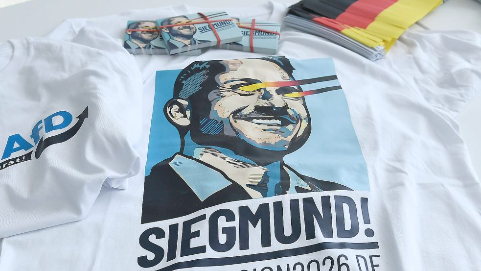 Ein AfD-T-Shirt zeigt den Spitzenkandidaten der Partei in Sachsen-Anhalt, Ulrich Siegmund. Foto: IMAGO/Revierfoto