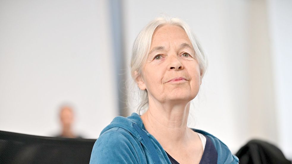 Die frühere RAF-Terroristin Daniela Klette ist wegen bewaffneter Raubüberfälle zu 13 Jahren Gefängnis verurteilt worden. Foto: Sina Schuldt/dpa-pool/dpa