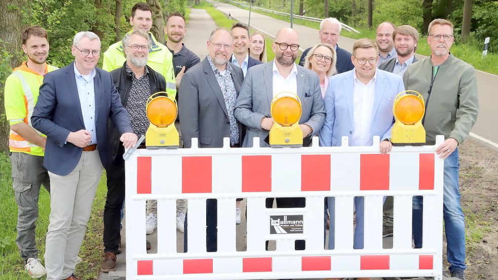 Der verbreiterte Radweg wurde nun offiziell durch Landrat Johann Wimberg (Mitte) im Beisein von Behördenvertretern und Baufirmen freigegeben. Foto: Hans Passmann