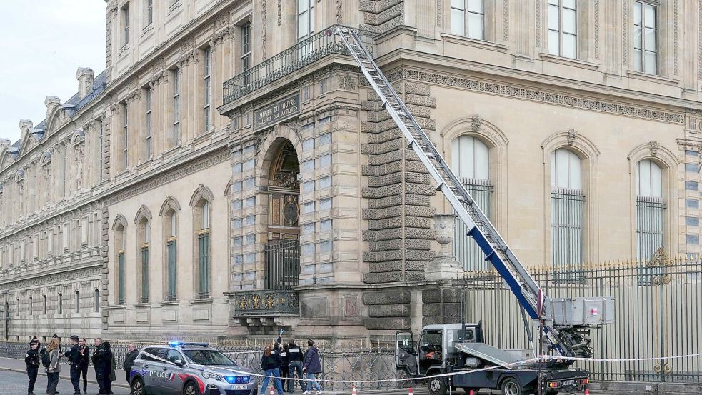 Erst lieferte der Louvre-Raub Stoff für ein Enthüllungsbuch, jetzt wird der Einbruch auch verfilmt.(Archivbild) Foto: Dimitar Dilkoff/AFP/dpa