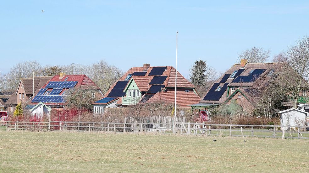 Haushalte mit PV-Anlagen sollen sich künftig stärker an der Netzfinanzierung beteiligen. (Symbolbild) Foto: Frank Molter