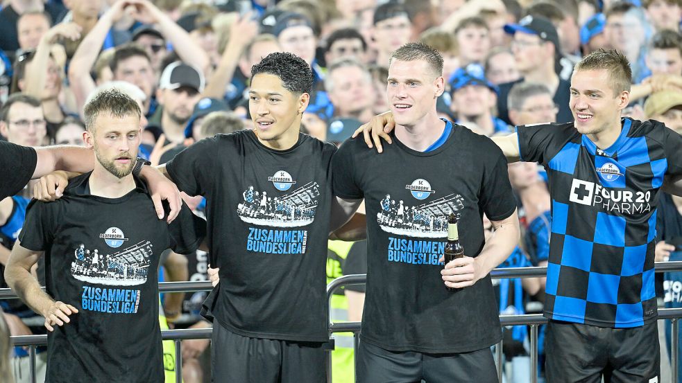 Gemeinsam in die Bundesliga mit dem SC Paderborn: Sebastian Klaas (links) und Steffen Tigges (3. von links) feiern den Aufstieg mit den Teamkollegen Santiago Castaneda (2. von links) und Filip Bilbija. Foto: IMAGO/Ulrich Hufnagel