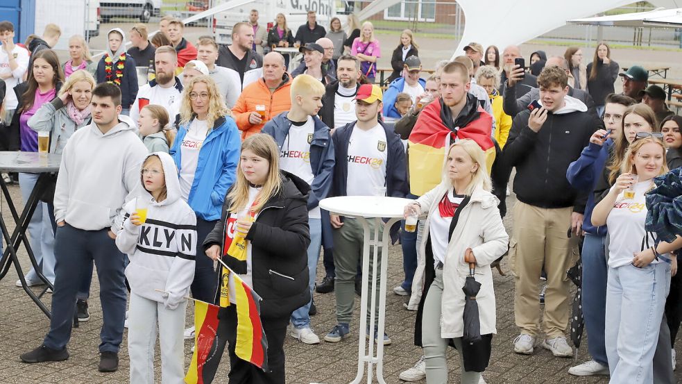Bei der Fußball-EM 2024 wurde zum Viertelfinalspiel Deutschland gegen Spanien auf dem Rhauderfehner Marktplatz ein Public Viewing angeboten. Bei der WM 2026 ist zunächst nur geplant, eines der drei deutschen Gruppenspiele zu übertragen. Foto: Archiv/Hans Passmann