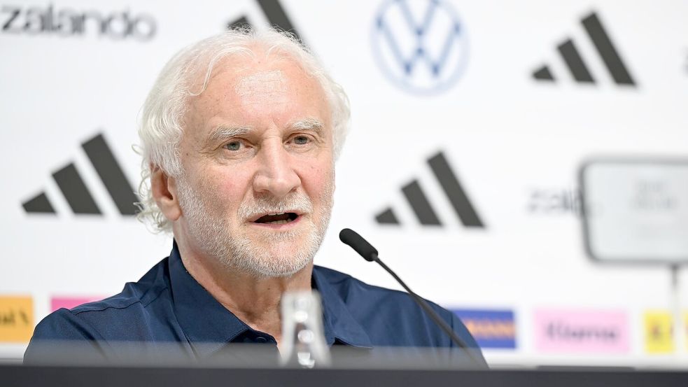 Rudi Völler: „Wir sind da, um eine Weltmeisterschaft zu spielen. Das geht vor.“ Foto: Federico Gambarini/dpa