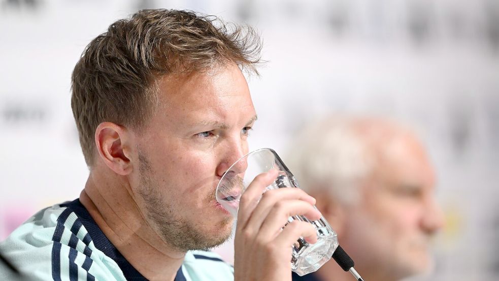 Glas halbvoll oder halbleer? Für Bundestrainer Julian Nagelsmann geht es jetzt in die heiße Phase. Foto: Federico Gambarini/dpa