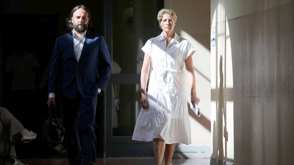Christina Block und ihr Anwalt Ingo Bott auf dem Weg ins Gericht. Foto: Christian Charisius