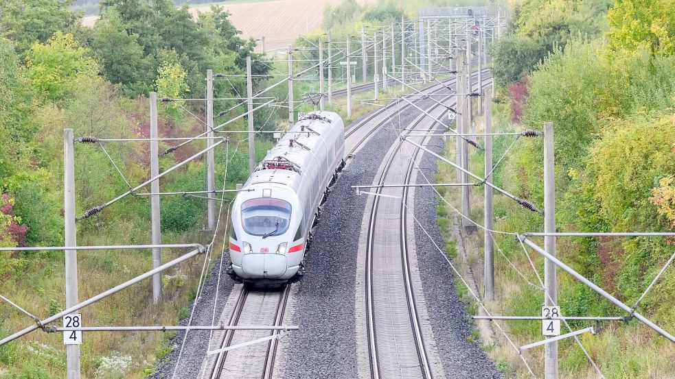 Der Ausfall eines Stellwerks sorgt derzeit für große Probleme im Bahnverkehr zwischen Hamburg und Berlin. (Archivbild) Foto: Julian Stratenschulte