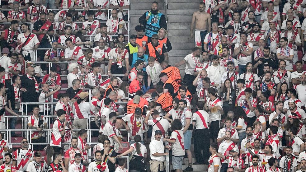 Ein verletzter Fan von Rayo Vallecano wird aus dem Block getragen. Foto: Robert Michael
