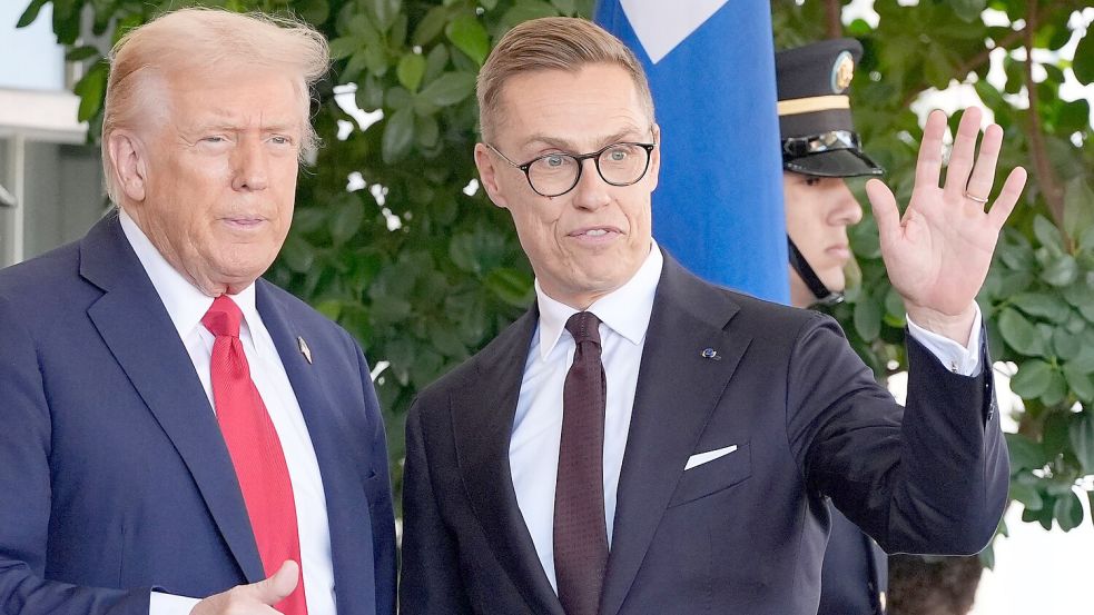 Der finnische Präsident Stubb (r) würde nach eigenen Angaben nicht ablehnen, wenn ihm eine Vermittlerrolle angeboten würde. (Archivbild) Foto: Alex Brandon/AP/dpa