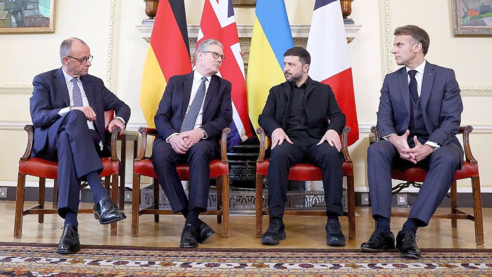 In dieser Runde werden oft wichtige Strategiefragen in der Ukraine-Politik besprochen: Bundeskanzler Merz (l-r), der britische Premier Starmer, der ukrainische Präsident Selenskyj und der französische Präsident Macron. (Archivbild) Foto: Toby Melville/Pool Reuters/AP/dp