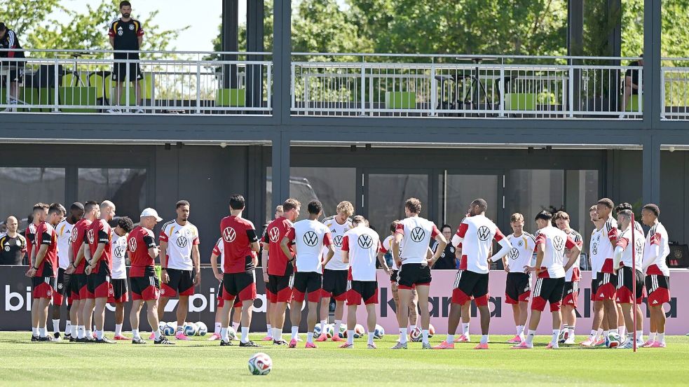 Die Nationalmannschaft trainiert erstmals in der WM-Vorbereitung auf dem Platz. Foto: Federico Gambarini/dpa