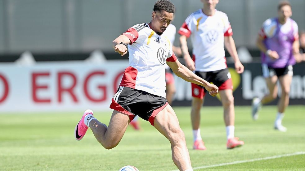 Dynamisch und sehr präsent: Felix Nmecha beim Torschuss. Foto: Federico Gambarini/dpa