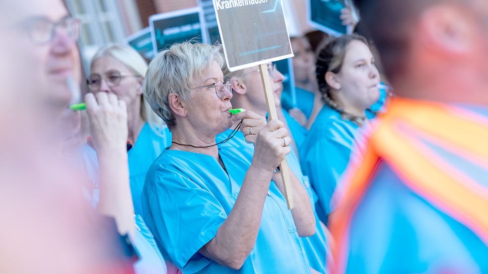 Am Borromäus-Hospital haben Beschäftigte mit einem Protest auf ihre Sorgen aufmerksam gemacht. Foto: Klaus Ortgies