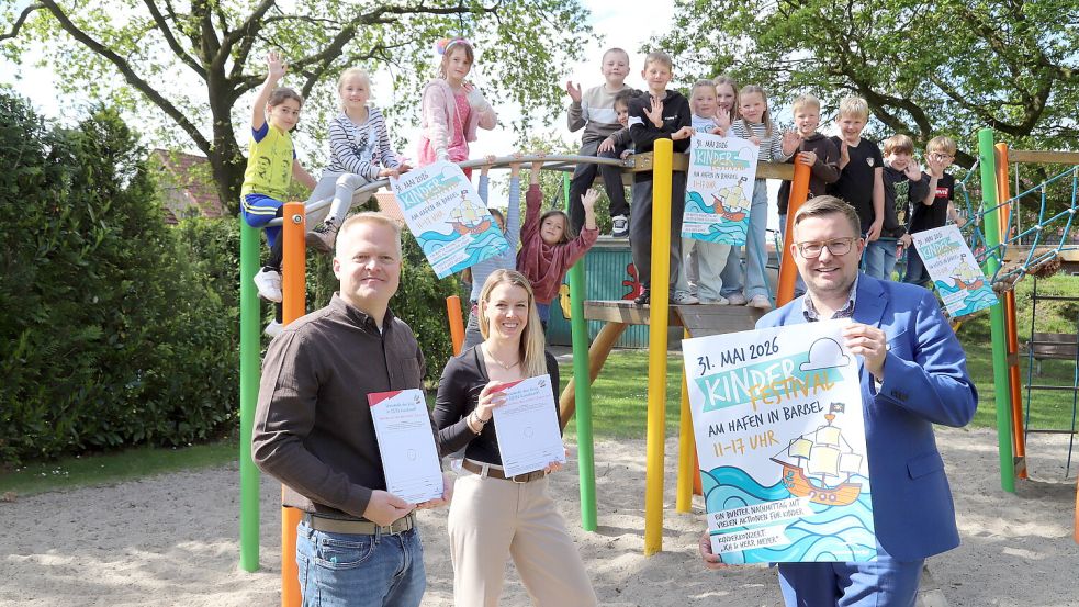 Die Klasse 2 b der Grundschule Sonnentau Elisabethfehn – mit Tom Schülke (links), Klassenlehrerin Janina Fresenborg (Mitte) und Bürgermeister Nils Anhuth (rechts) – freut sich auf das Kinderfestival in Barßel. Archiv-Foto: Hans Passmann