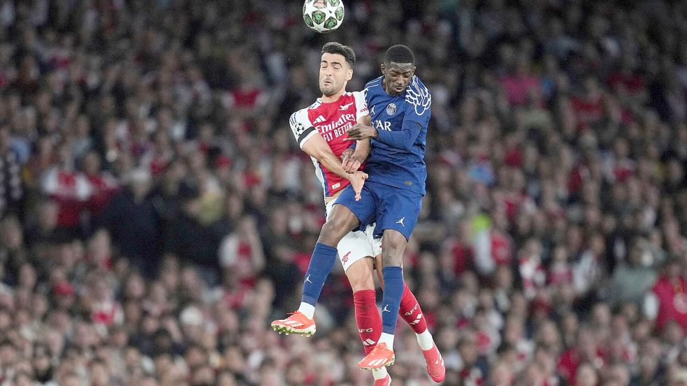 Treffen am Samstag erneut aufeinander: Arsenals Mikel Merino und Ousmane Dembele (r) von PSG. (Archivbild) Foto: Kin Cheung/AP/dpa