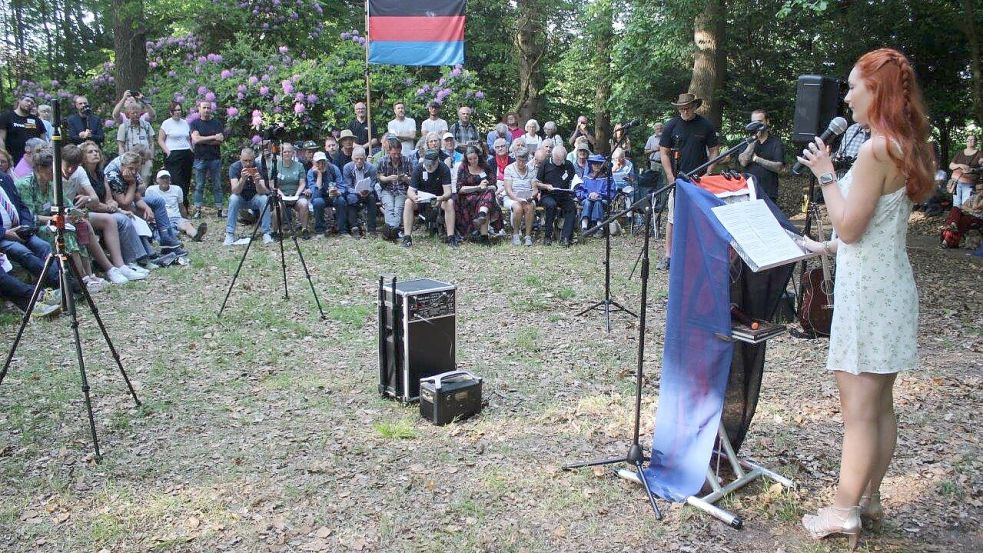 Freja Pfanne (rechts) hielt beider Zusammenkunft eine Rede auf Plattdeutsch. Foto: Günther Niet