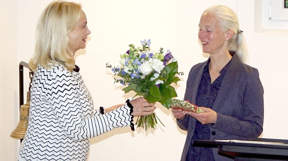 Die Vorsitzende des Heimatvereins Jutta Kramer überreicht Frau Dr. Hennig einen Blumenstrauß als Dankeschön für den interessanten Vortrag. Foto: Hinrich Heselmeyer